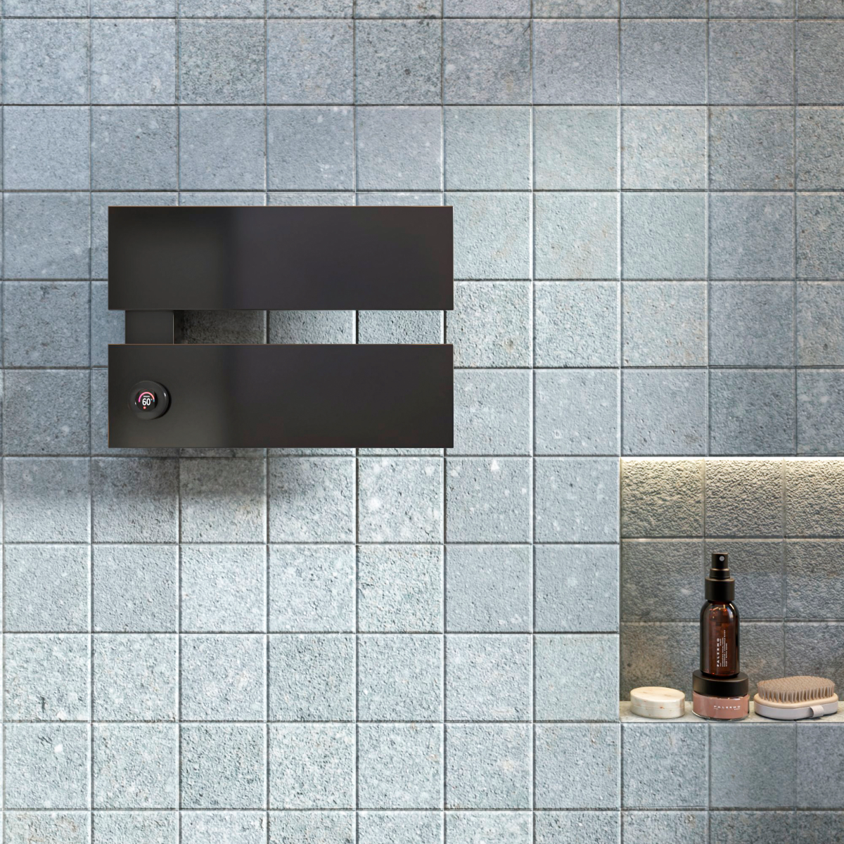 Toalheiro Térmico Easy II Thermolux na cor preta, instalado na parede de banheiro com revestimento em tons de azul.