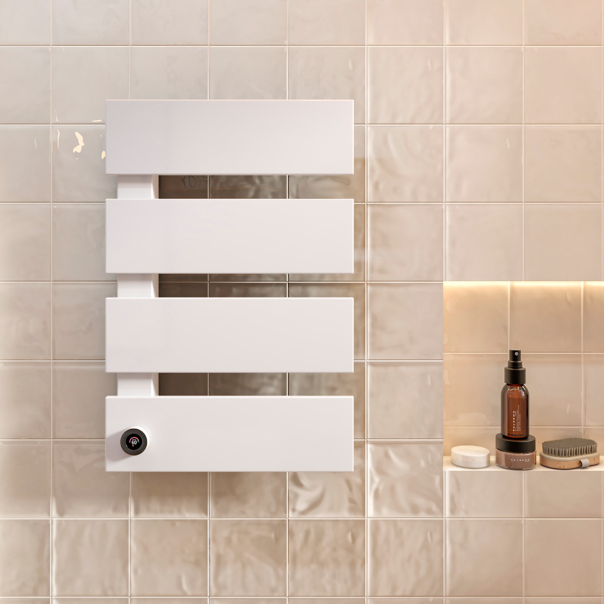 Toalheiro Térmico Smart Easy-IV Thermolux branco, com quatro barras e display a 60 °C, instalado em parede de banheiro com azulejos.