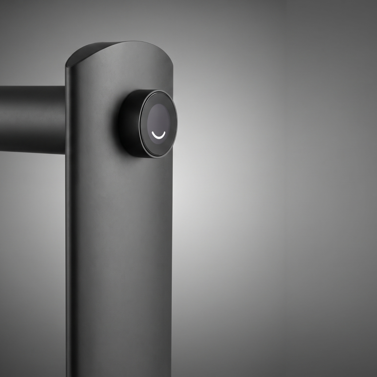 Detalhe em perspectiva do Toalheiro Térmico Smart ONE-S Thermolux na cor cinza, destacando o controle circular integrado e a barra do produto.